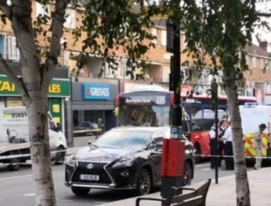 Λονδίνο: Επίθεση με χημικά σε γυναίκα! - Έκλεισε οδός και διεκόπη η κυκλοφορία (φωτό)
